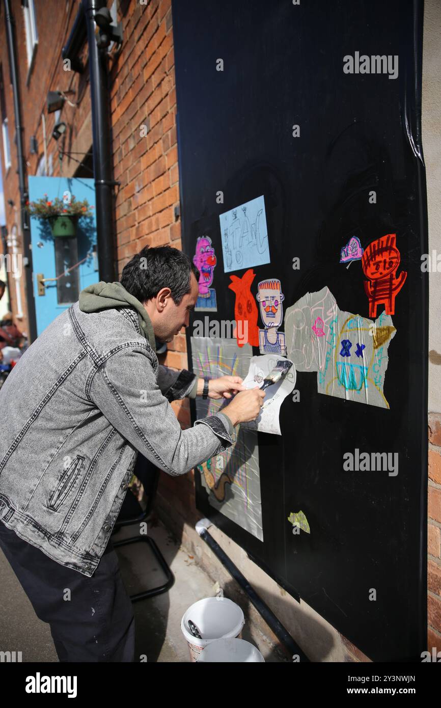 Birmingham, Großbritannien. September 2024. Im Rahmen des jährlichen High Vis Street Art Festivals strömen jedes Jahr Massen von Graffiti-Künstlern in die Stadt, um ihr einzigartiges künstlerisches Zeichen zu setzen. Quelle: Tony Nolan/Alamy Live News Stockfoto