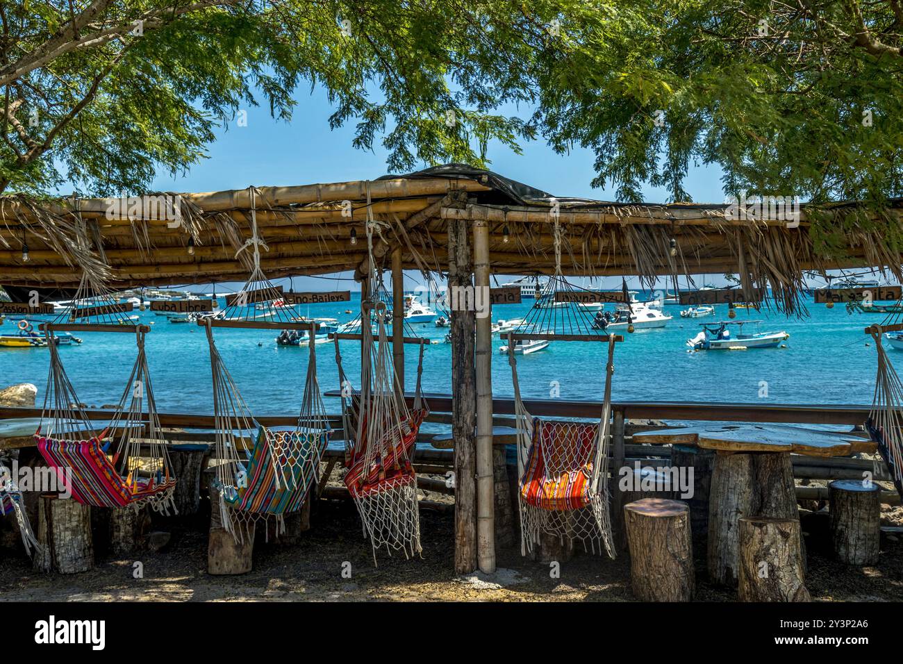 Eine Bar in der Stadt Puerto Ayora auf der Insel Santa Cruz, Teil der Galapagos-Inseln. Stockfoto