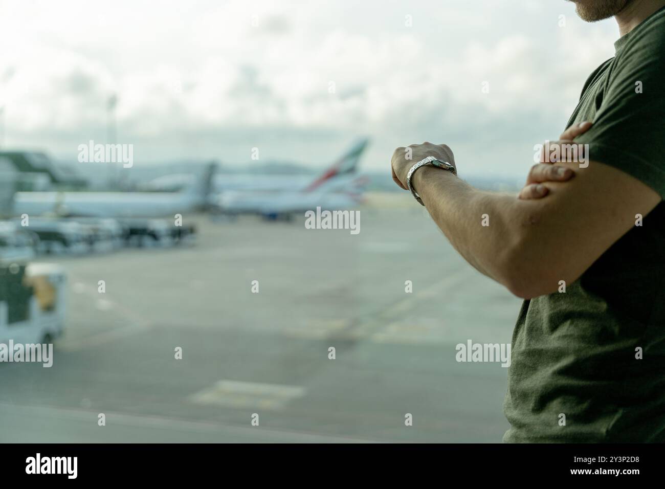 Reisender wartet im Flughafentransitbereich. Bereit für die nächste planmäßige Reise, Verspätung bei der Ankunft Stockfoto