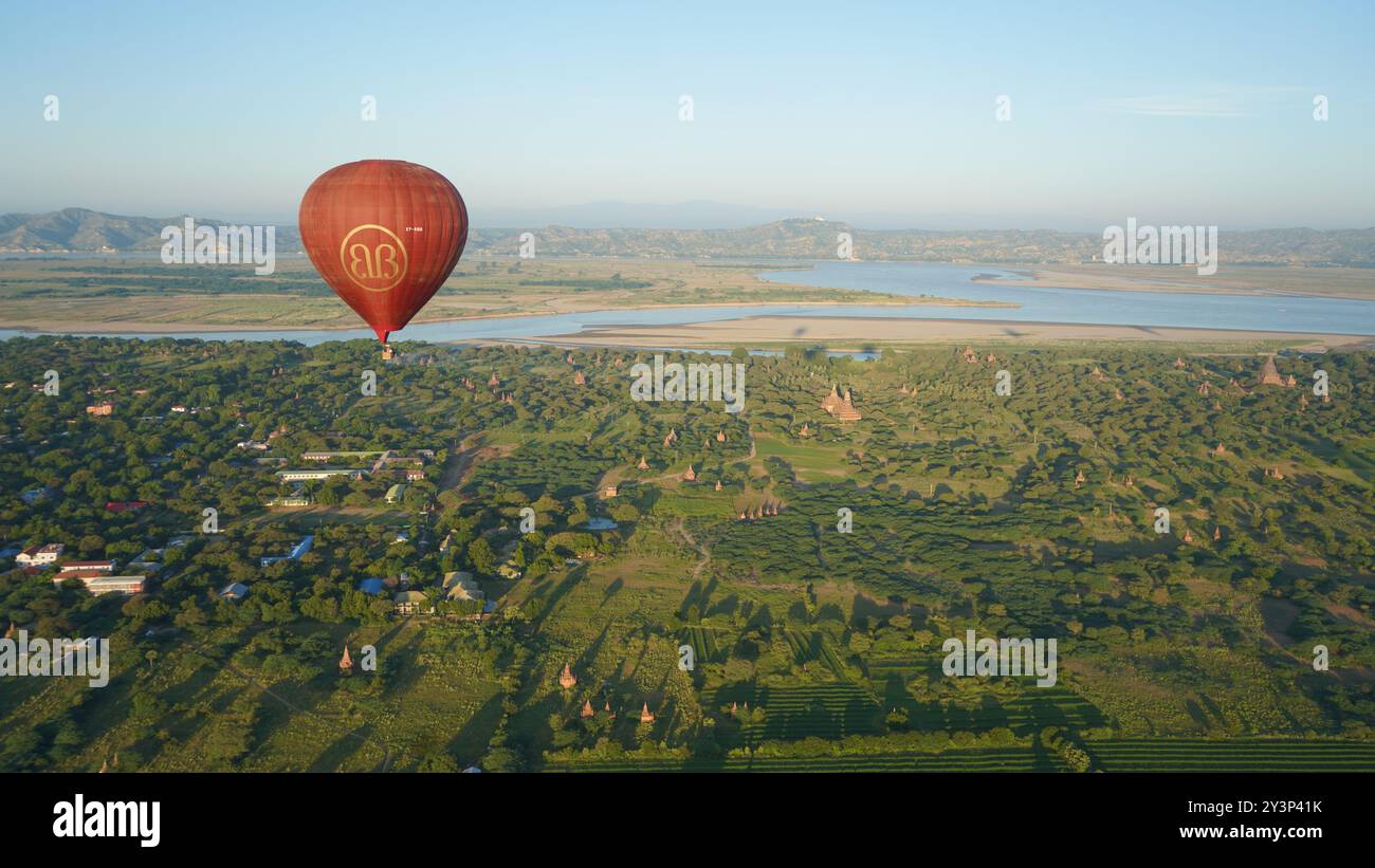 Luftmajestät: Ballons über Bagan mit Panoramablick auf die antiken Tempel von oben Stockfoto