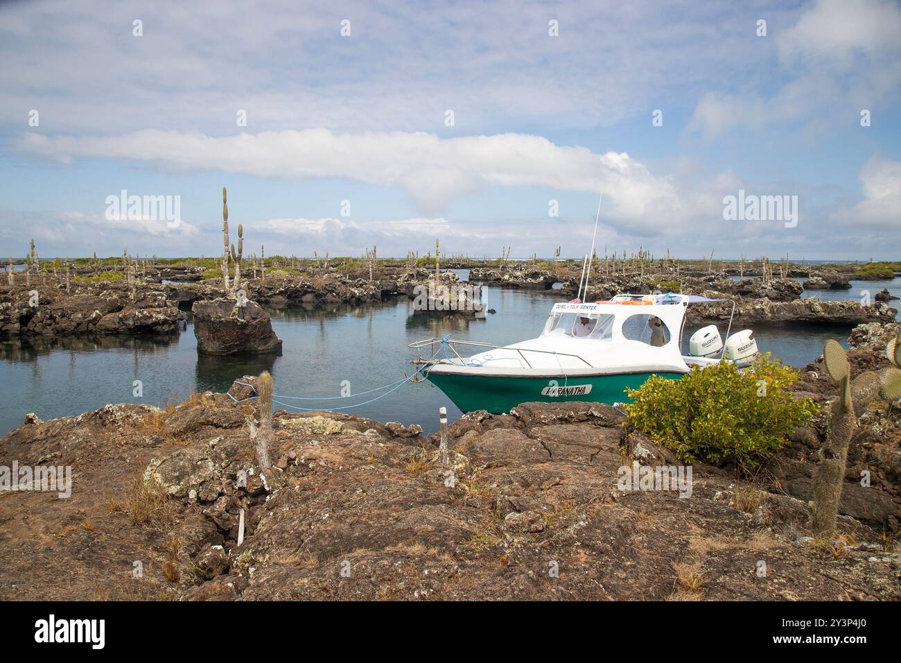 Ein kleines Touristenboot ragte auf den Galápagos-Inseln, einem Teil Ecuadors in Südamerika. Stockfoto