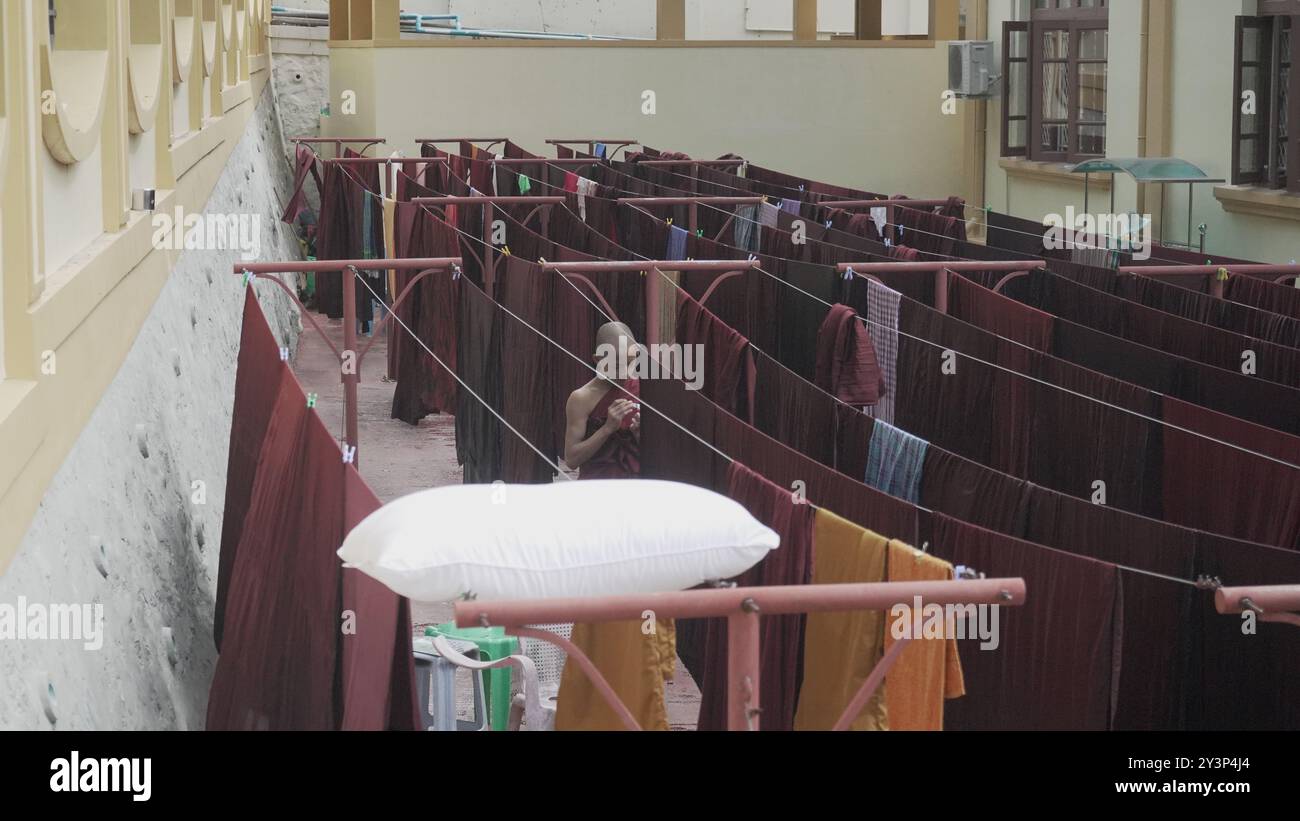 Junge Mönche in Myanmar machen Wäsche Stockfoto