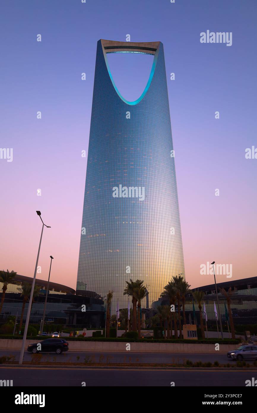 Riad, Saudi-Arabien - 14. September 2024, Kingdom Tower Al Mamlaka Business Sunset, King Fahd Road Stockfoto