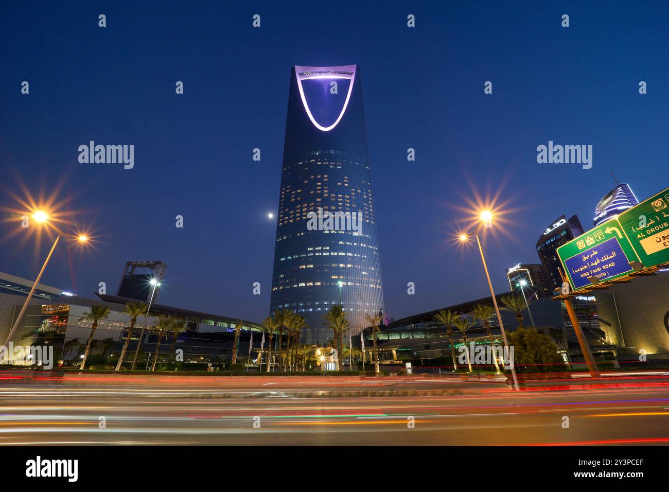 Riad, Saudi-Arabien - 14. September 2024, Kingdom Tower Al Mamlaka Business Sunset, King Fahd Road Stockfoto