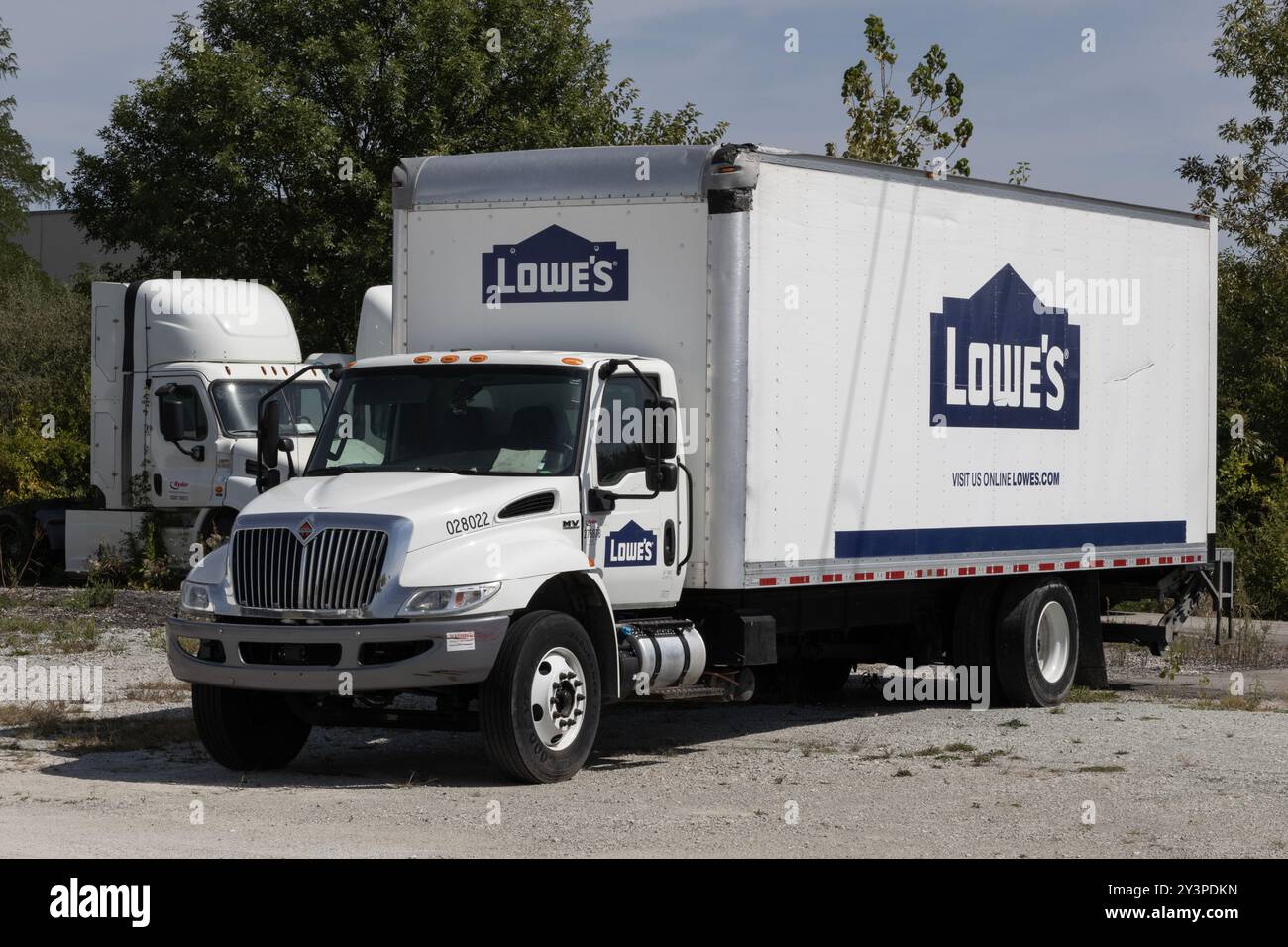 Indianapolis - 12. September 2024: Navistar International Semi Truck in Lowe's Home Improvement Lackierung. Navistar International ist ein Geschäftsbereich von Traton Stockfoto