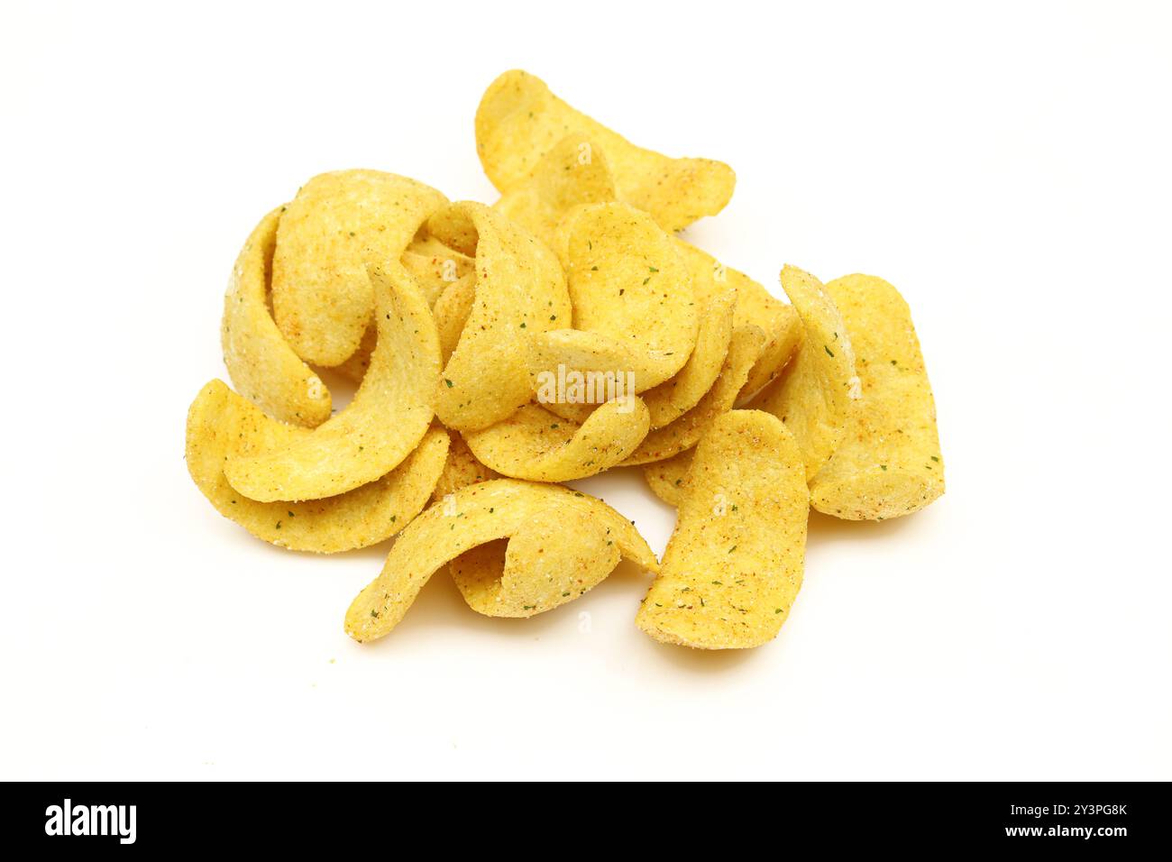 Stapel vegetarischer Chips, isoliert auf weißem Hintergrund. Knuspriger, salziger Snack Stockfoto