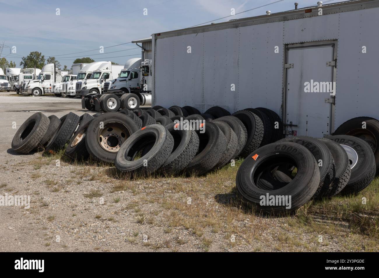 Indianapolis - 12. September 2024: Gebrauchte Reifenstapel und -Reihen für Sattelschlepper, große Lkw, 18 Räder und LKW. Stockfoto