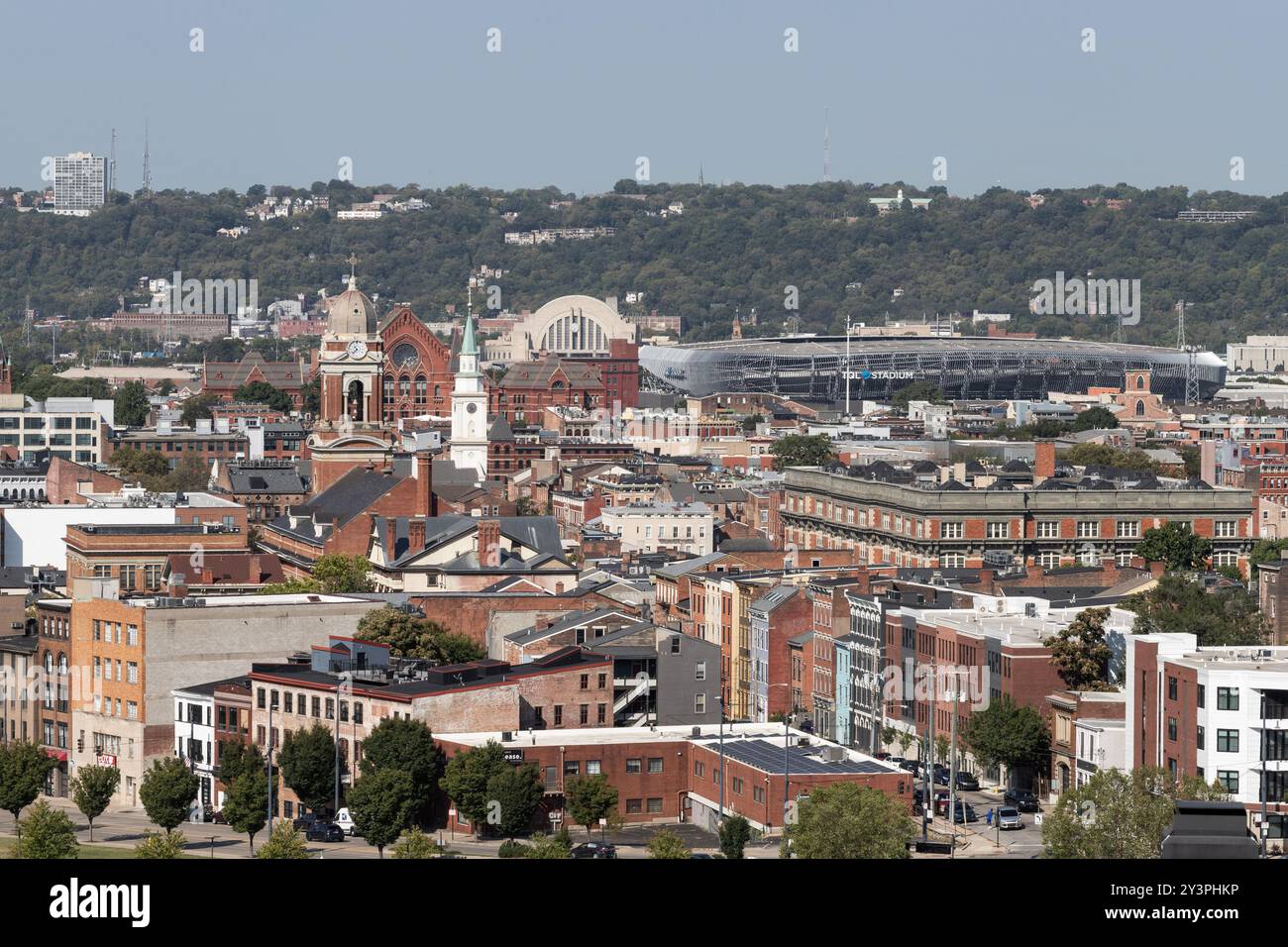 Cincinnati - 5. September 2024: Cincinnati West End und über dem Rhein gelegene Bezirke, darunter das TQL Stadium, das Union Terminal und die Old St. Mary's Church. Stockfoto