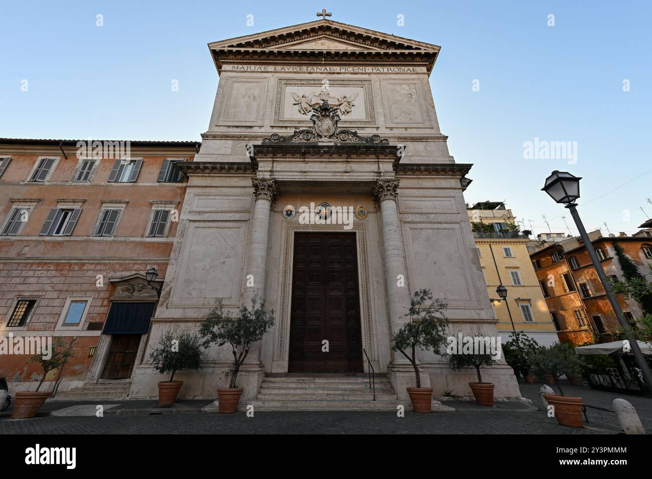 Heiligtum von San Salvatore in Lauro in Rom, Italien. Inschrift „Mary Laurence, die Patronin des Spielfeldes“ Stockfoto