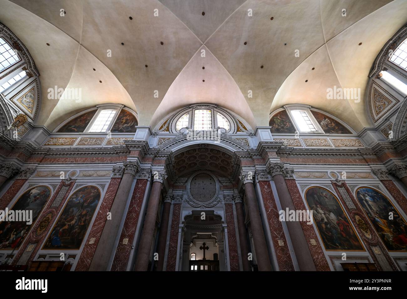 Rom, Italien - 2. September 2023: Basilika der Heiligen Maria der Engel und Märtyrer (Basilica di Santa Maria degli Angeli e dei Martiri) auf dem Platz der Republik (Piazza Stockfoto