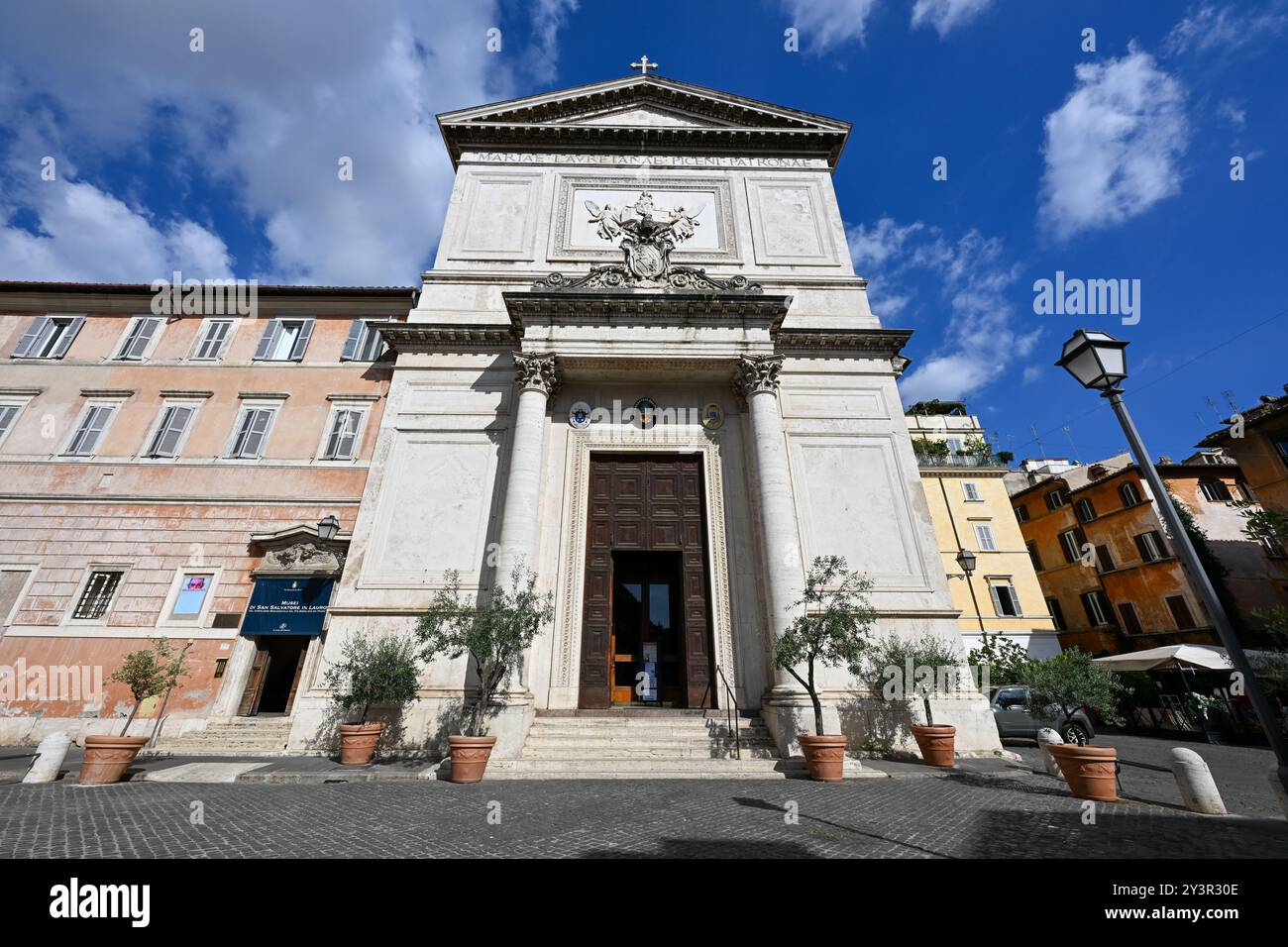 Außenansicht des Heiligtums von San Salvatore in Lauro in Rom, Italien. Stockfoto