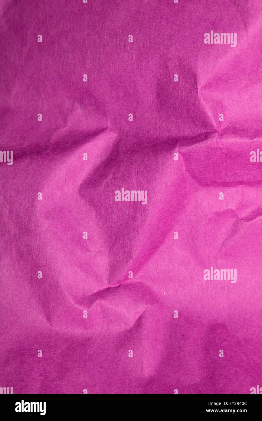 Pinkfarbene Papiertüte zerknittert und gefaltet für den Hintergrund Stockfoto