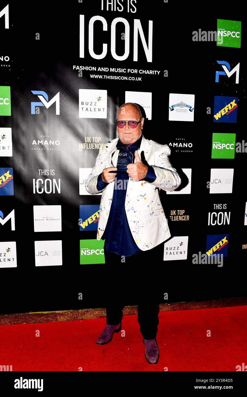 James Whale @. Das ist Symbol: Musik- und Modeunterstützung NSPCC Charity Stockfoto