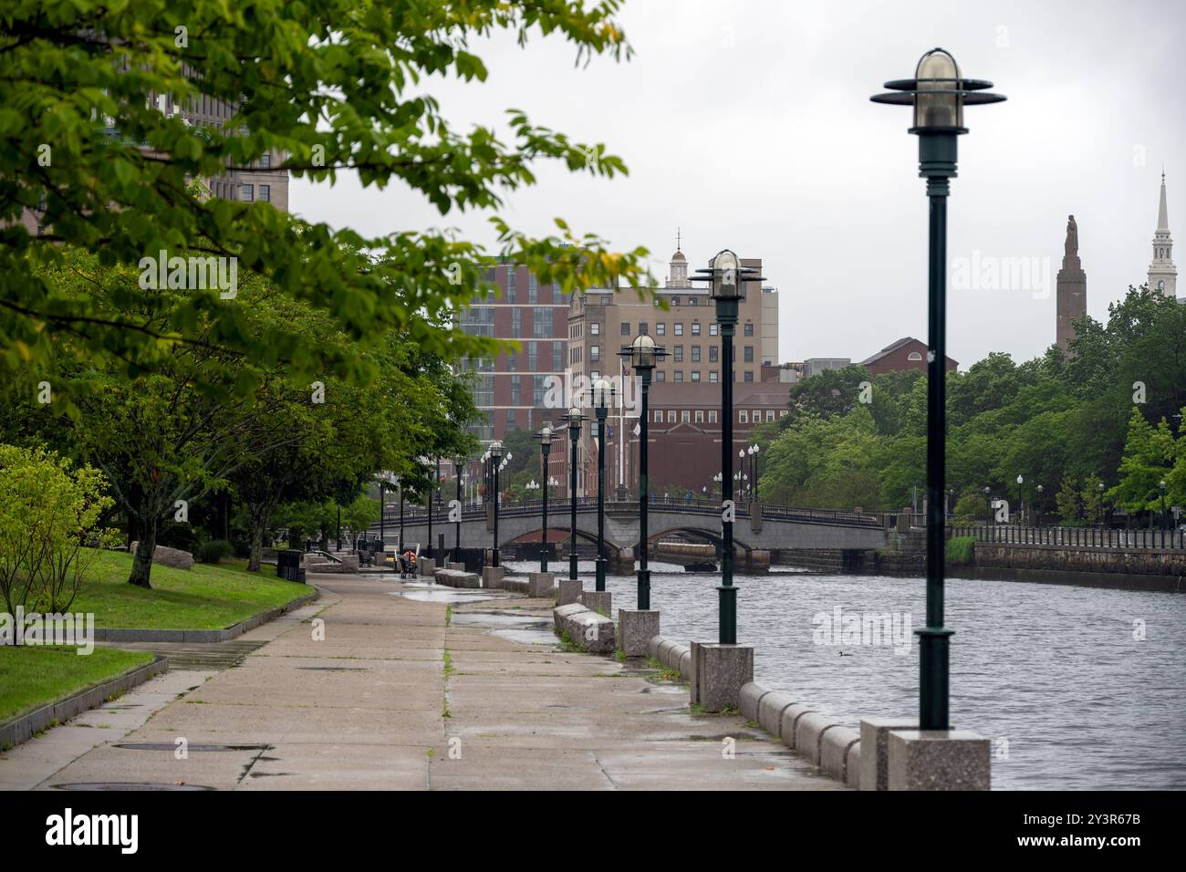 Blick auf die Skyline von Downtown aus über dem Providence River. Stockfoto