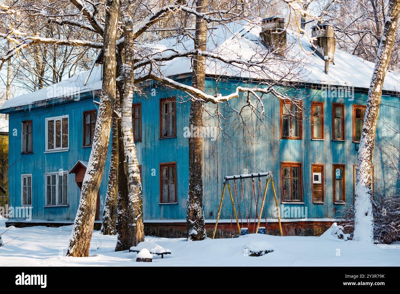 Zweistöckiges Wohnhaus aus Holz im russischen Outback im Winter Stockfoto