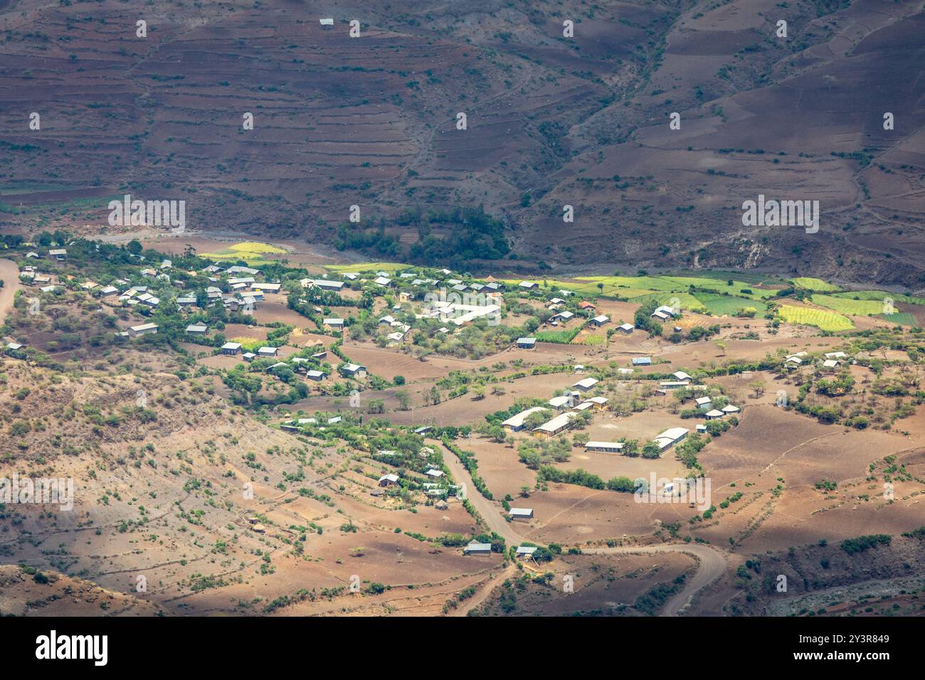 Aus der Vogelperspektive zu äthiopischen Siedlungen im Tal, Lasla Mountains, Lalibela, Amhara Region, Äthiopien. Stockfoto