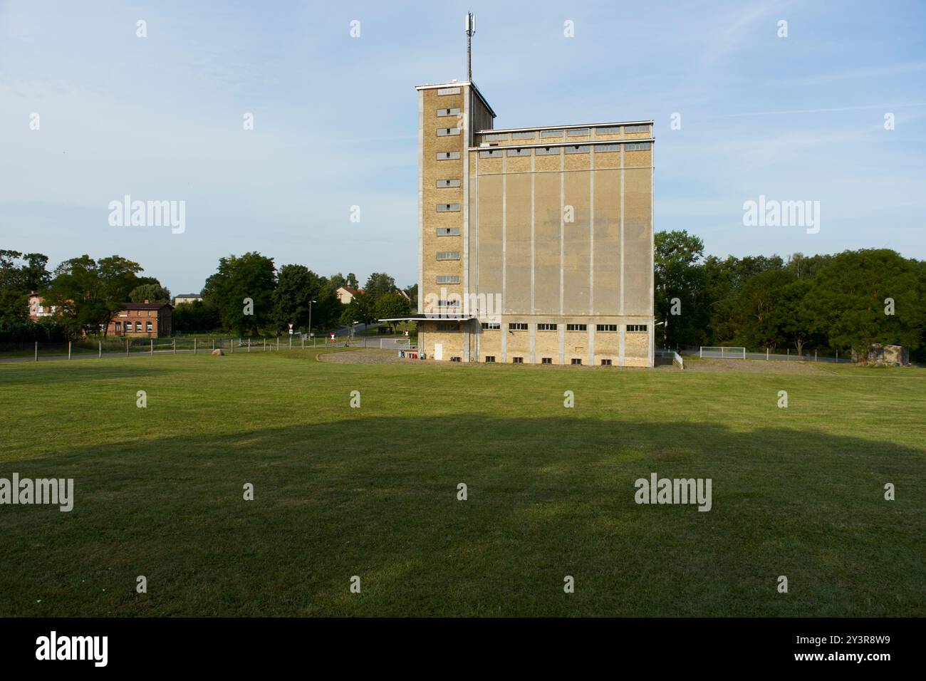 „Speicher Gramzow“ ist ein renoviertes Getreidesilo aus dem Jahr 1954, das 2024 zum Industriemonument erklärt wurde. Stockfoto