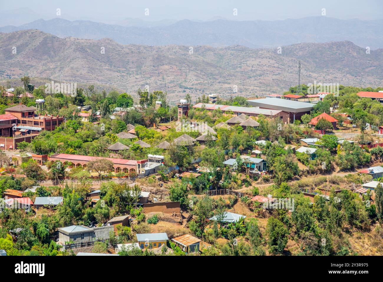 Aus der Vogelperspektive auf die Straßen und Gebäude der äthiopischen Stadt, Lalibela, Amhara Region, Äthiopien. Stockfoto