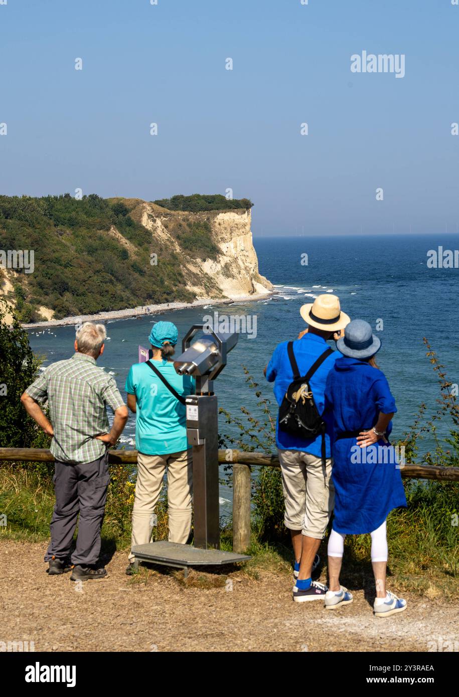 Ruegens Nordkap Urlauber stehen an einem Aussichtspunkt und blicken auf ...