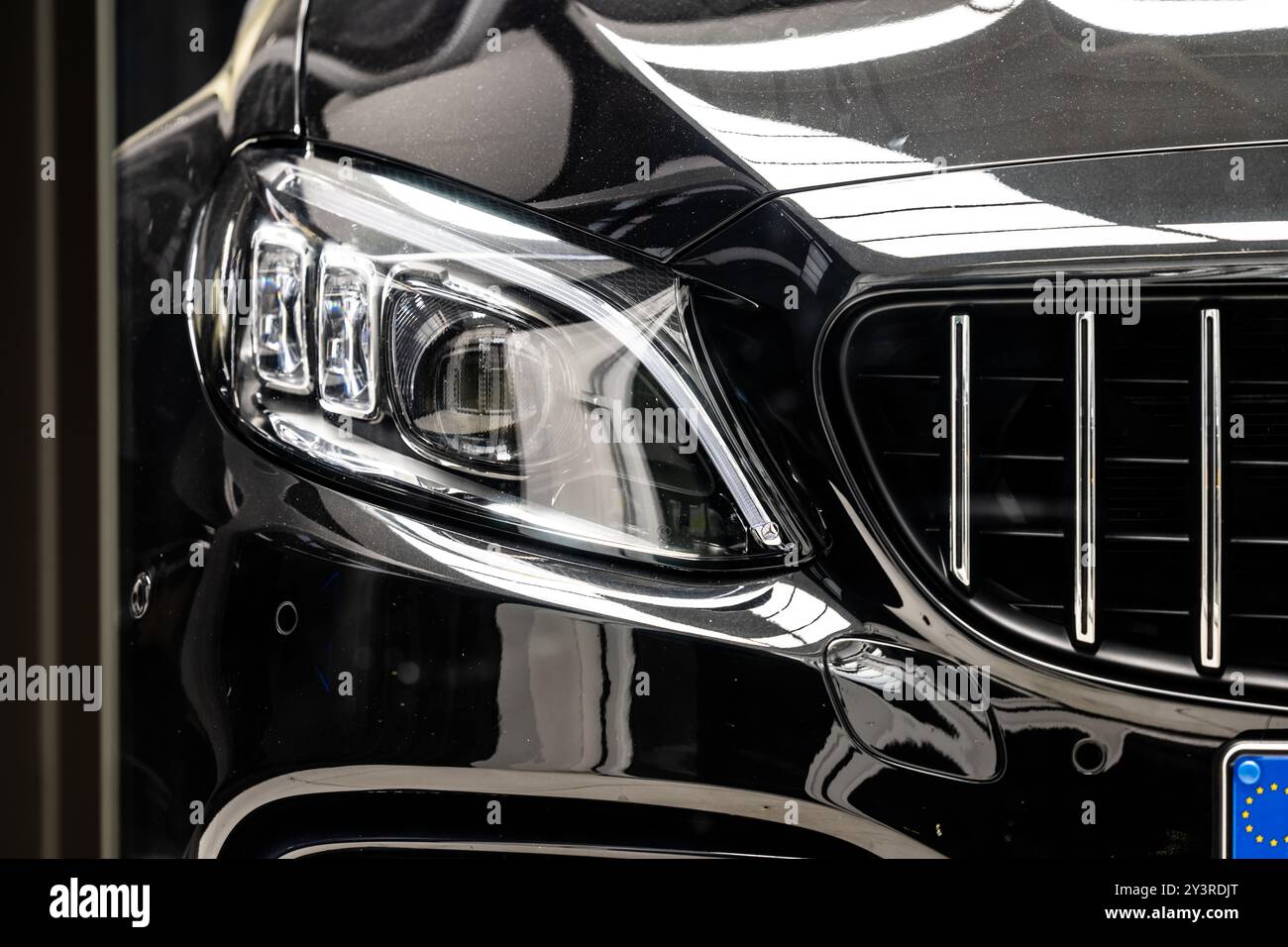 Göteborg, Schweden - 23. november 2022: Scheinwerfer vorn rechts eines Mercedes-Benz AMG C63 S 2019 Stockfoto