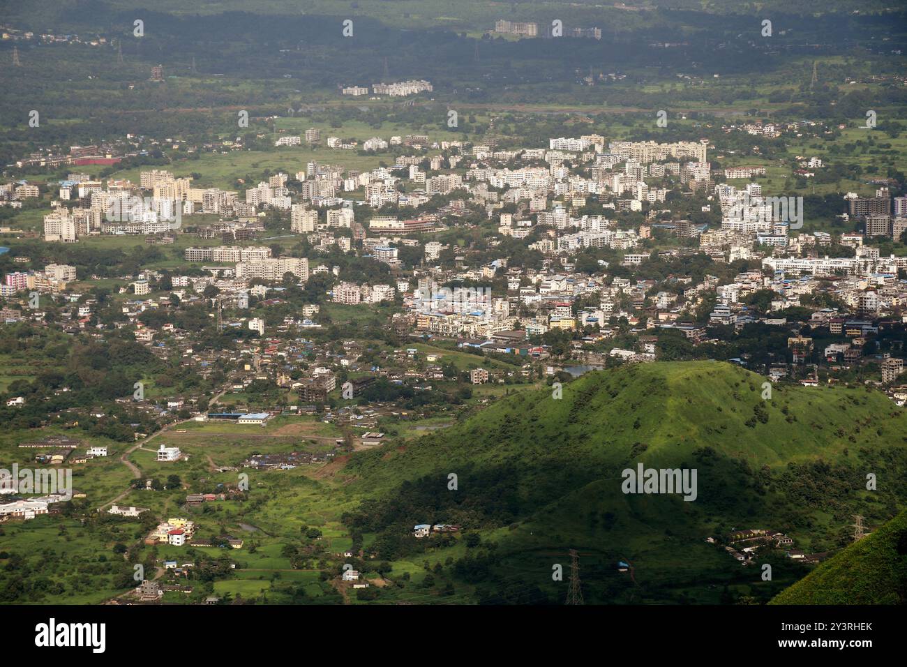 Mumbai, Maharashtra, Indien. September 2024. Ein allgemeiner Blick auf die Stadt Neral unterhalb der Bergstation Matheran im Bezirk Raigad am Stadtrand von Mumbai. Matheran ist eine wunderschöne Bergstation am Stadtrand im Raigad Bezirk von Maharashtra. In der Bergstation sind Kraftfahrzeuge verboten, und Touristen können einen Spielzeugzug nehmen, der direkt in die Bergstation fährt, von wo aus sie entweder zu Fuß gehen oder eine handgezogene Rikscha mieten oder auf einem Pferd für Besichtigungen in und um die Bergstation fahren können. Monsunmonate werden von Touristen bevorzugt, da die gesamte Bergstation in c verwandelt wird Stockfoto