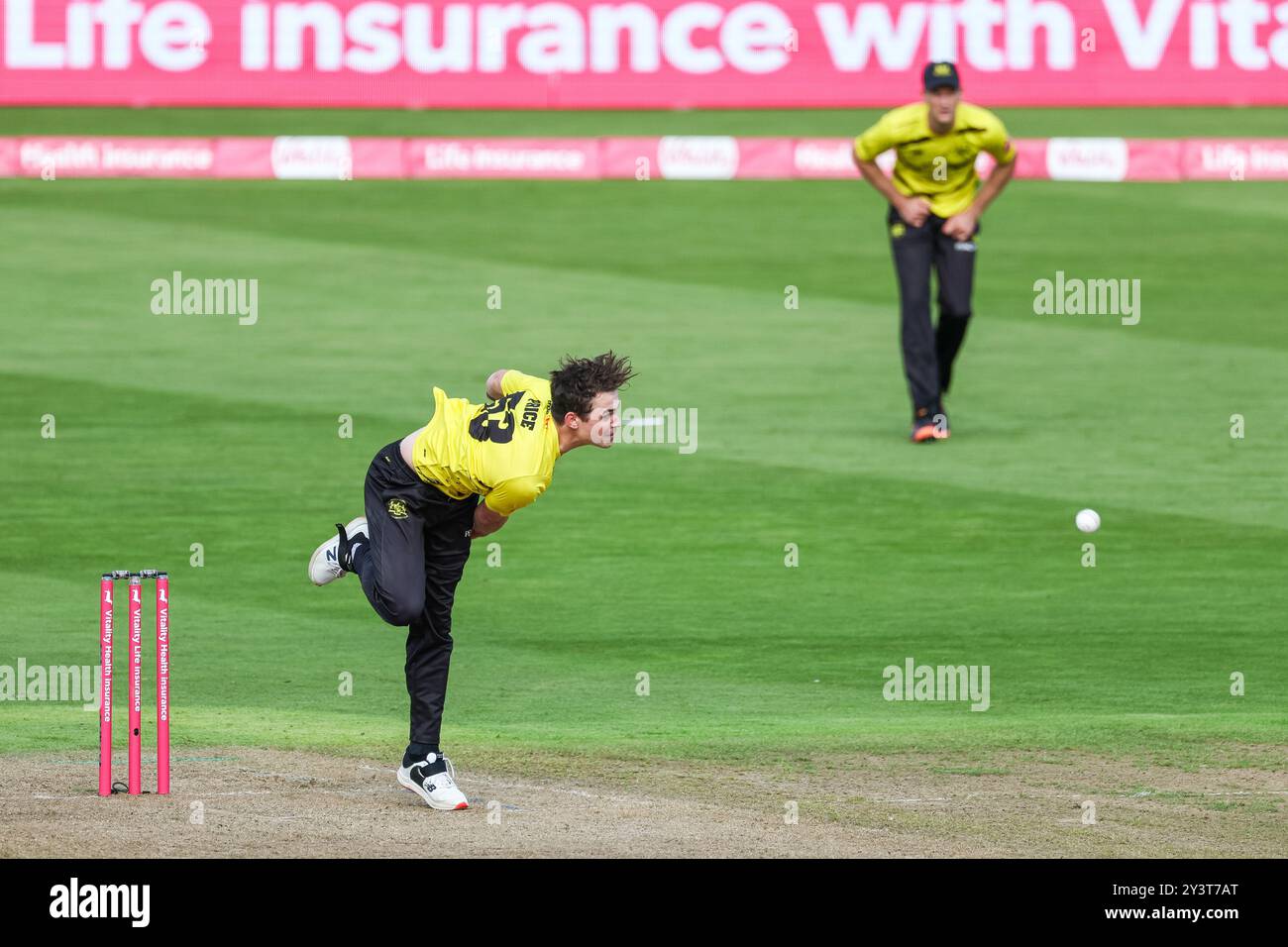 #53, Tom Price of Gloucestershire im Action-Bowling während des Halbfinalspiels zwischen Gloucestershire CCC und Sussex CCC beim Vitality Blast Finals Day auf dem Edgbaston Cricket Ground, Birmingham am Samstag, den 14. September 2024. (Foto: Stuart Leggett | MI News) Credit: MI News & Sport /Alamy Live News Stockfoto