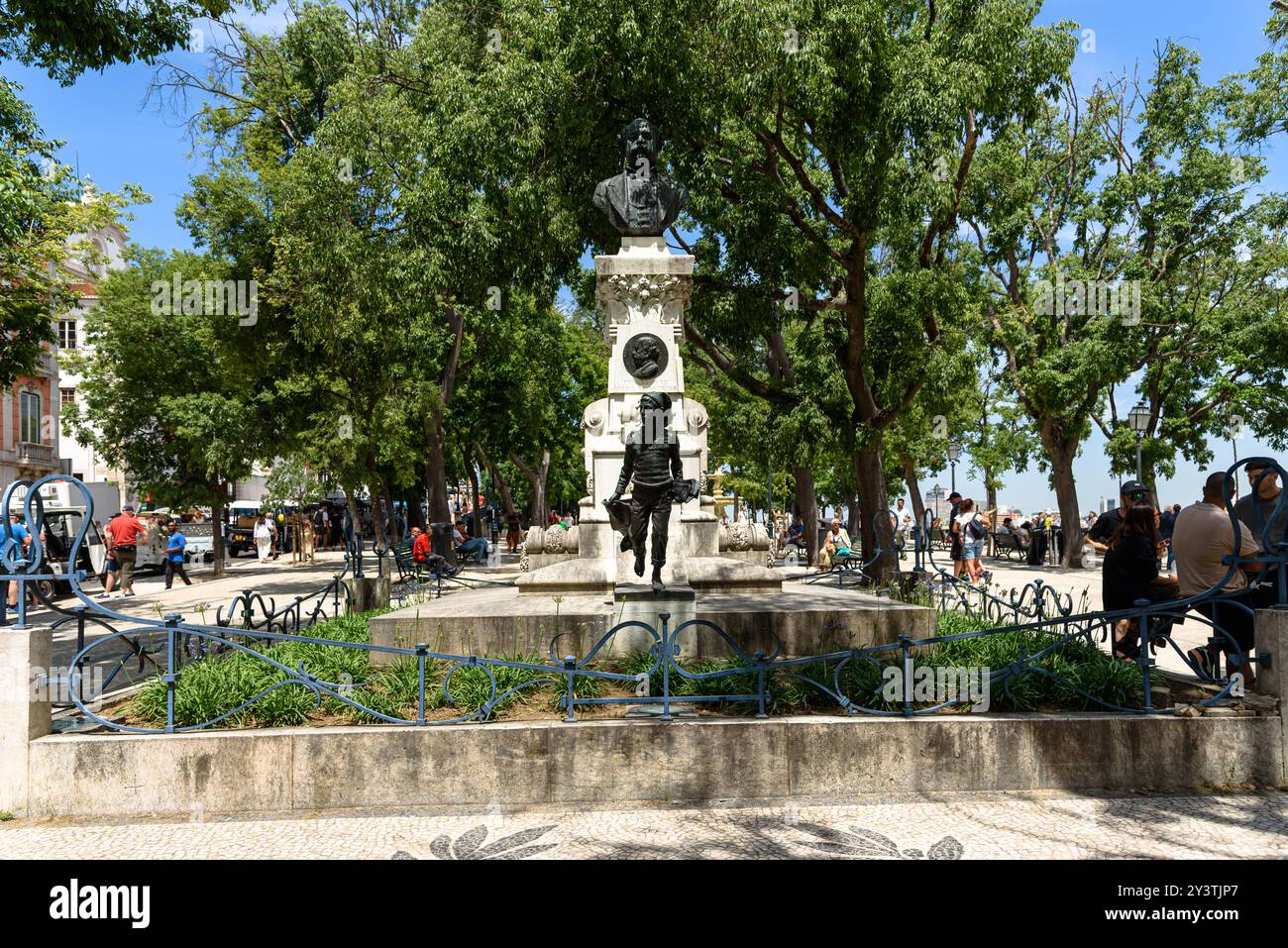 Die Büste von Eduardo Coelho im Miradouro de Sao Pedro de Alcantara in Lissabon, Portugal Stockfoto