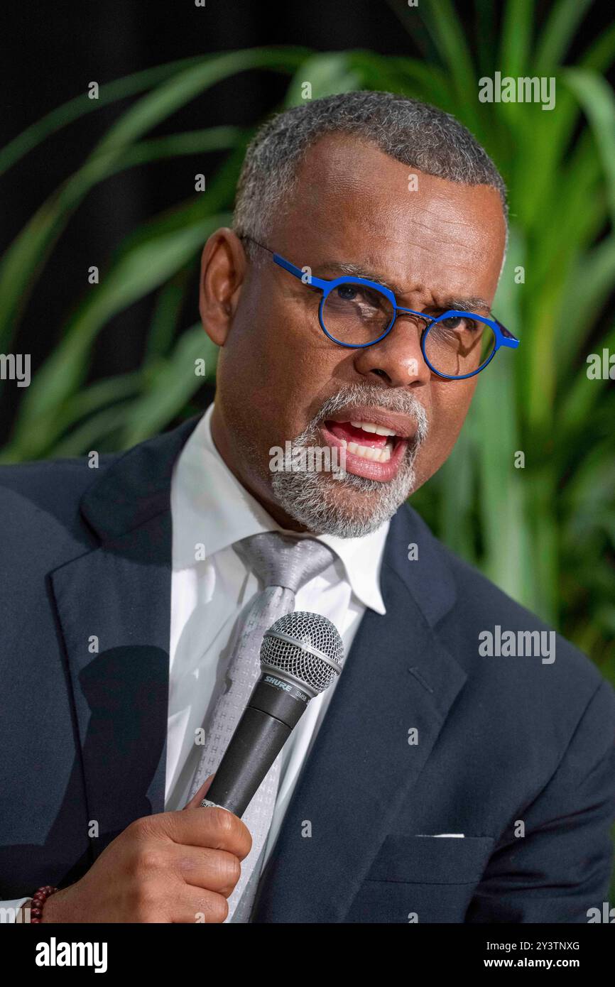 Austin, Tx, USA. September 2024. Professor für Afroamerikanistik am Princeton EDDIE GLAUDE Jr. spricht während einer Podiumsdiskussion am zweiten Tag des 14. Jährlichen Texas Tribune Festivals in der Innenstadt von Austin über seine Lebensgeschichte. Das Festival bringt Politiker und einflussreiche Denker aus dem öffentlichen Dienst zusammen, um aktuelle Ereignisse und Politik zu diskutieren. Glaude ist auch ein bekannter Kommentator und Autor mehrerer Bestseller-Bücher über die amerikanische Erfahrung. (Kreditbild: © Bob Daemmrich/ZUMA Press Wire) NUR REDAKTIONELLE VERWENDUNG! Nicht für kommerzielle ZWECKE! Stockfoto