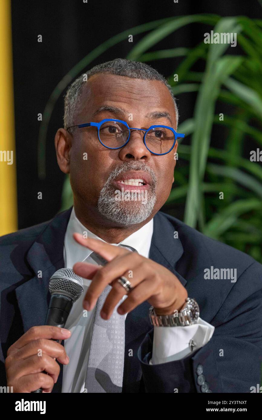 Austin, Tx, USA. September 2024. Professor für Afroamerikanistik am Princeton EDDIE GLAUDE Jr. spricht während einer Podiumsdiskussion am zweiten Tag des 14. Jährlichen Texas Tribune Festivals in der Innenstadt von Austin über seine Lebensgeschichte. Das Festival bringt Politiker und einflussreiche Denker aus dem öffentlichen Dienst zusammen, um aktuelle Ereignisse und Politik zu diskutieren. Glaude ist auch ein bekannter Kommentator und Autor mehrerer Bestseller-Bücher über die amerikanische Erfahrung. (Kreditbild: © Bob Daemmrich/ZUMA Press Wire) NUR REDAKTIONELLE VERWENDUNG! Nicht für kommerzielle ZWECKE! Stockfoto