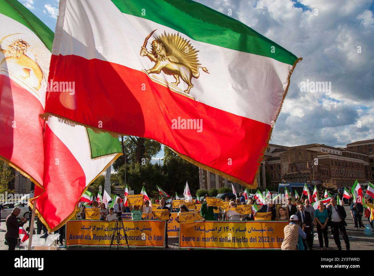 14/2024 Rom die Demonstration des Rates des iranischen Widerstands zum Gedenken an Mahsa Amini, die junge Frau, die getötet wurde, nachdem sie von der religiösen Polizei in der iranischen Hauptstadt verhaftet wurde, weil sie den Hidschab falsch getragen hatte. PS: Das Foto kann unter Berücksichtigung des Kontextes, in dem es aufgenommen wurde, verwendet werden, ohne dass die Verleumdung der vertretenen Personen diffamiert wird. Stockfoto