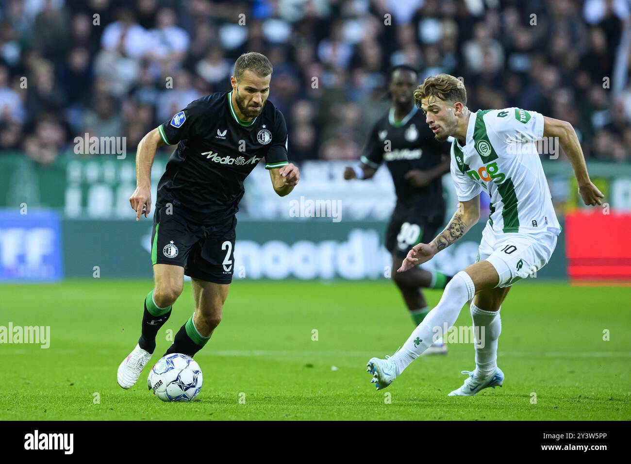 GRONINGEN - (l-r) Bart Nieuwkoop aus Feyenoord, Spieler des FC Groningen Luciano Valente während des niederländischen Eredivisie-Spiels zwischen dem FC Groningen und Feyenoord im Euroborg-Stadion am 14. September 2024 in Groningen, Niederlande. ANP COR LASKER Stockfoto