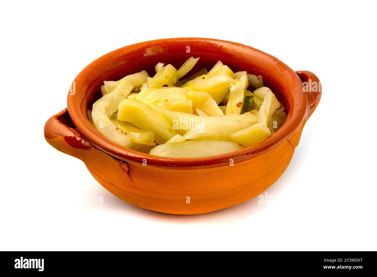 Gekochter Fenchel, serviert in einer traditionellen Tonschleife auf weißem Hintergrund Stockfoto
