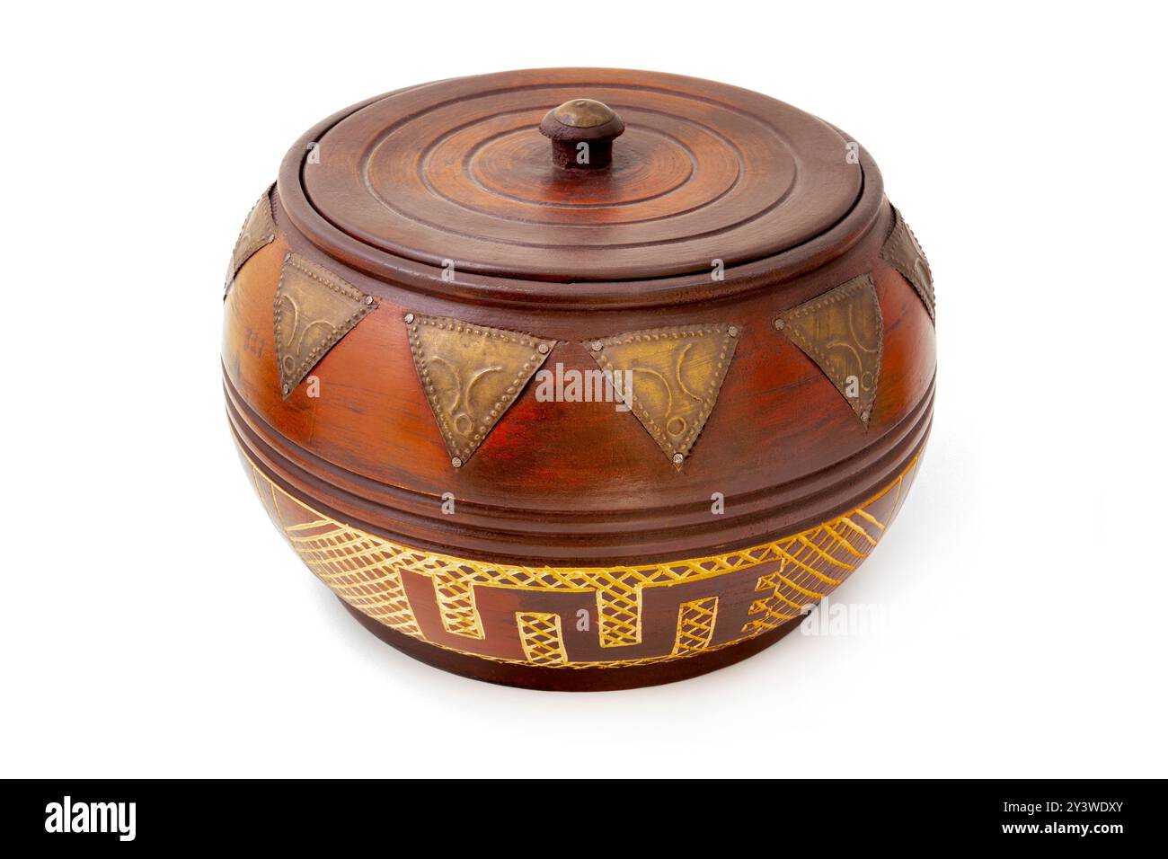Ein traditioneller afrikanischer Behälter mit Deckel auf weißem Hintergrund Stockfoto