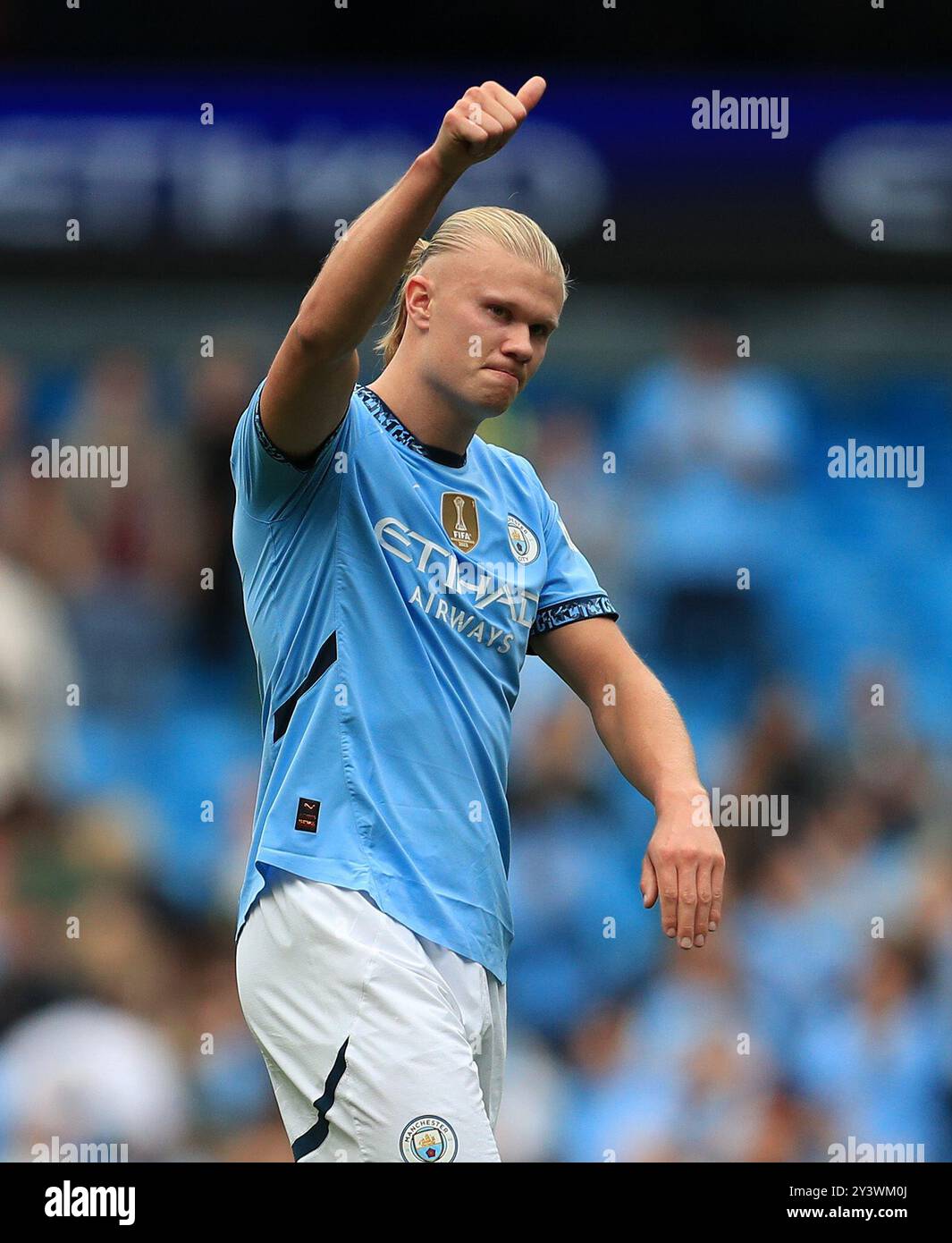 Etihad Stadium, Manchester, Großbritannien. September 2024. Premier League Football, Manchester City gegen Brentford; Erling Haaland aus Manchester City grüßt die Fans bei Vollzeit Credit: Action Plus Sports/Alamy Live News Stockfoto