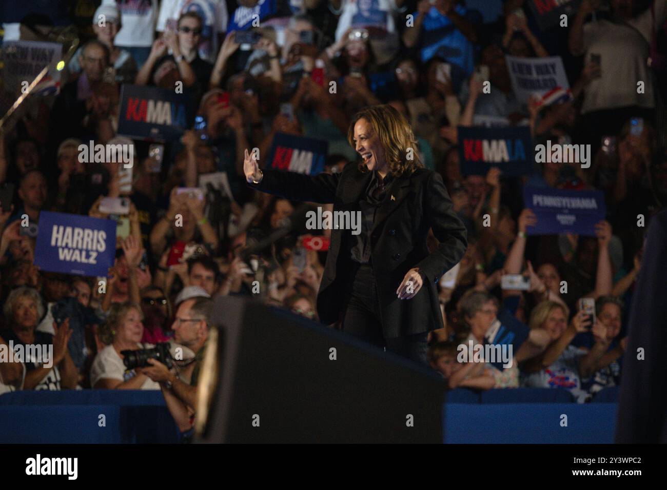 Chicago, Illinois, USA. September 2024. Vizepräsidentin KAMALA HARRIS hält eine Rede auf einer Kundgebung in Wilkes Barre, PA, die weniger als zwei Monate vor den Präsidentschaftswahlen liegt. (Kreditbild: © Laura Brett/ZUMA Press Wire) NUR REDAKTIONELLE VERWENDUNG! Nicht für kommerzielle ZWECKE! Stockfoto