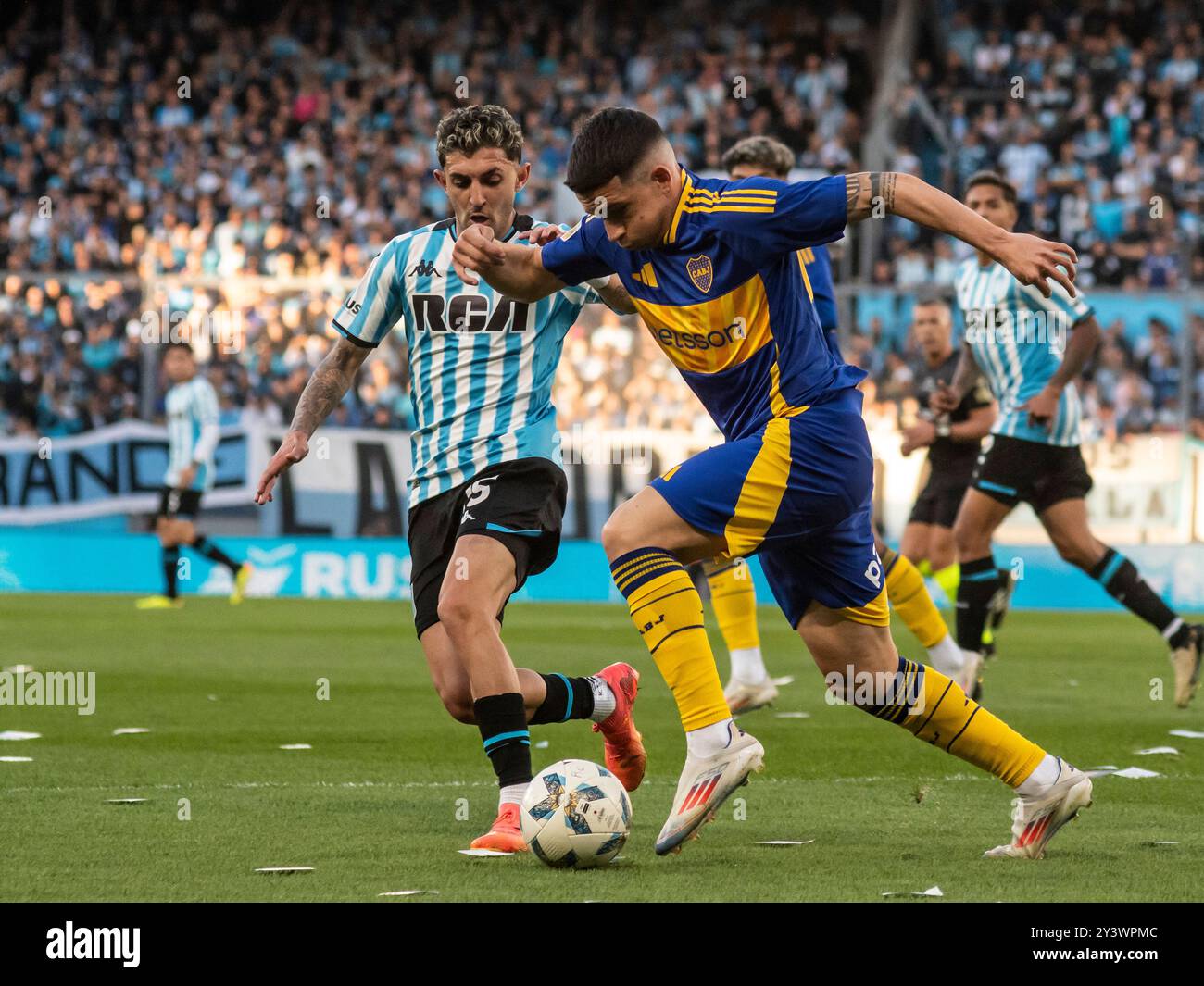 Racing Club de Avellaneda erhielt Boca Juniors im Stadion Presidente Perón, um am 14. Spieltag der AFA Argentine Professional Football League zu spielen. Mit Toren von Juan Nardoni und Roger Martínez schlug Racing Boca mit 2:1, was sie dank Milton Gimenez erzielten. Am nächsten Tag erhält die Boca Juniors die River Plate im Stadion La Bombonera für eine Neuauflage des Argentinischen Fußball-Superclásico. Nur Redaktionelle Verwendung/@Facamorales Stockfoto