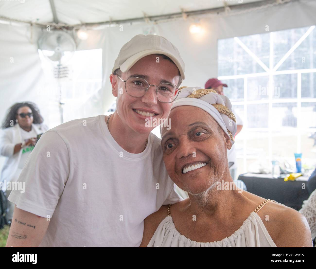 Washington DC, 14. September 2024. USA: Schauspieler und Transgender-Aktivisten, Eliot Page und Miss Major Griffin-Gracy posieren für ein Bild auf dem Gender Liberation March (GLM) in Washington DC. Die GLM marschierte zum Obersten Gerichtshof, um das Recht auf angemessene medizinische Versorgung für alle zu fordern. Der Oberste Gerichtshof der USA wird einen Fall behandeln, in dem es um die Geschlechterumverteilung und medizinische Behandlung geht. Quelle: Patsy Lynch/Media Punch/Alamy Live News Stockfoto