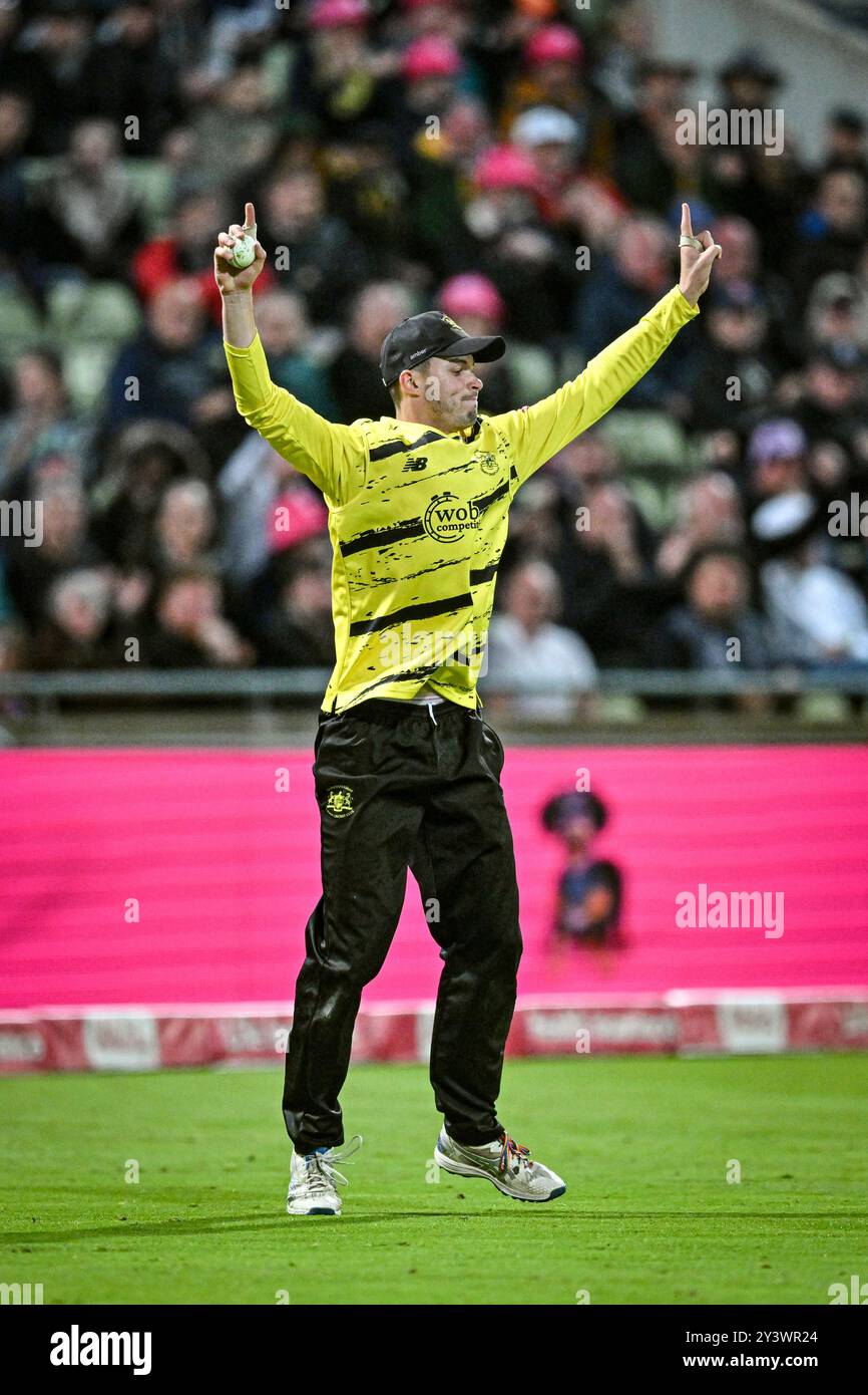 Edgbaston, Birmingham, Großbritannien. September 2024. Vitality Blast T20 League Cricket Finals Day; Final, Gloucester, Somerset; Oliver Price aus Gloucestershire holt Lewis Gregory aus Somerset für 53 auf dem Bowling von David Payne mit dem Ergebnis auf 123-9 Credit: Action Plus Sports/Alamy Live News Stockfoto