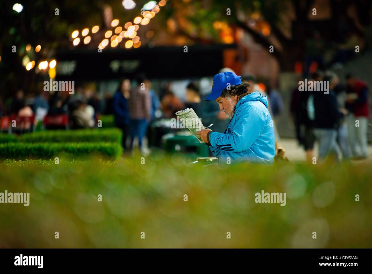 Ältere Männer analysieren Rennen, um Wetten auf dem Palermo Hippodrom in Buenos Aires zu platzieren. Stockfoto