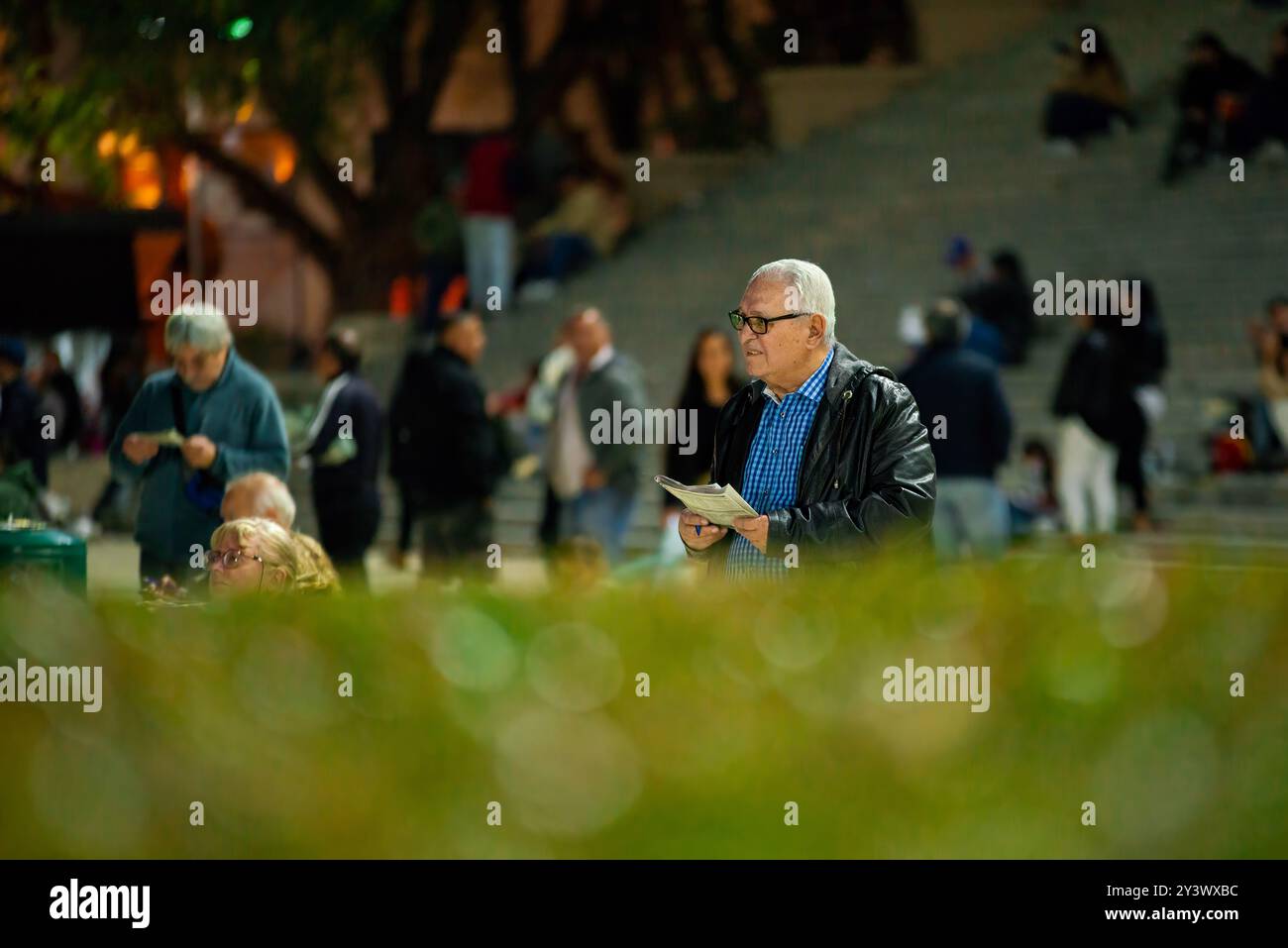 Ältere Männer analysieren Rennen, um Wetten auf dem Palermo Hippodrom in Buenos Aires zu platzieren. Stockfoto