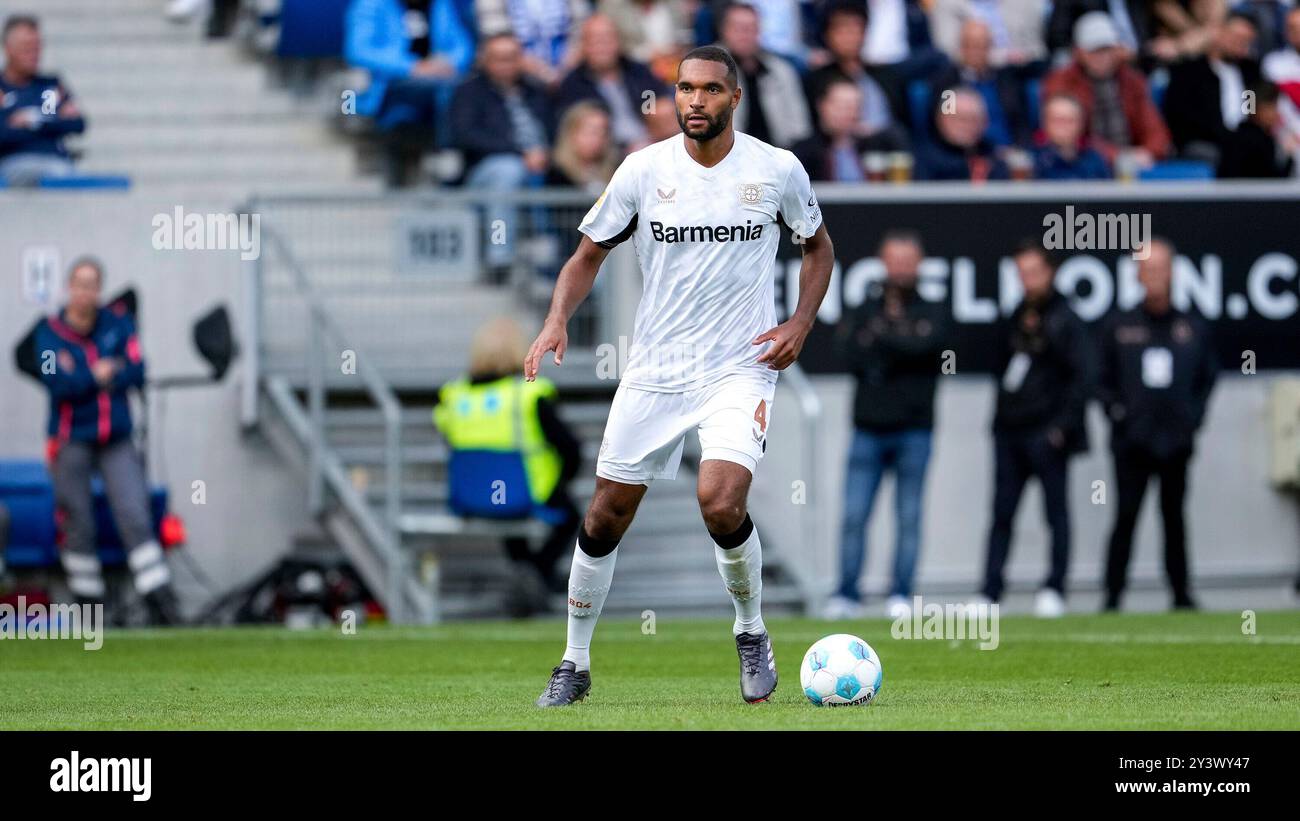 Sinsheim, Deutschland. September 2024. Jonathan Tah (B04, 4), am Ball, Freisteller, Ganzkörper, Einzelbild, Einzelfoto, Aktion, 14.09.2024, Sinsheim (Deutschland), Fussball, Bundesliga, TSG 1899 Hoffenheim - Bayer 04 Leverkusen, DFB/DFL-VORSCHRIFTEN VERBIETEN DIE VERWENDUNG VON FOTOGRAFIEN ALS BILDSEQUENZEN UND/ODER QUASI-VIDEO. Quelle: dpa/Alamy Live News Stockfoto