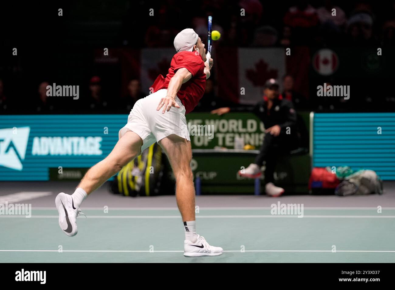 AO Arena, Manchester, Großbritannien. September 2024. Davis Cup Finals, Gruppenphase, Gruppe D Tag 3; Denis Shapovalov aus Kanada wartet auf eine Vorhand Credit: Action Plus Sports/Alamy Live News Stockfoto