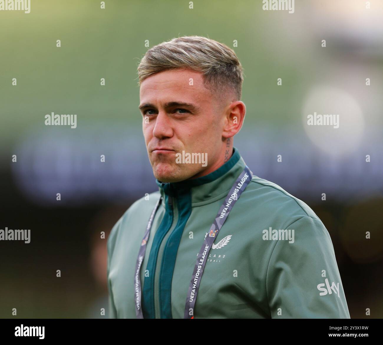 Aviva Stadium, Dublin, Irland. September 2024. Nations League, League B, Group 2 International Football, Republik Irland gegen Griechenland; ein irischer Spieler inspiziert das Feld vor dem Start. Credit: Action Plus Sports/Alamy Live News Stockfoto