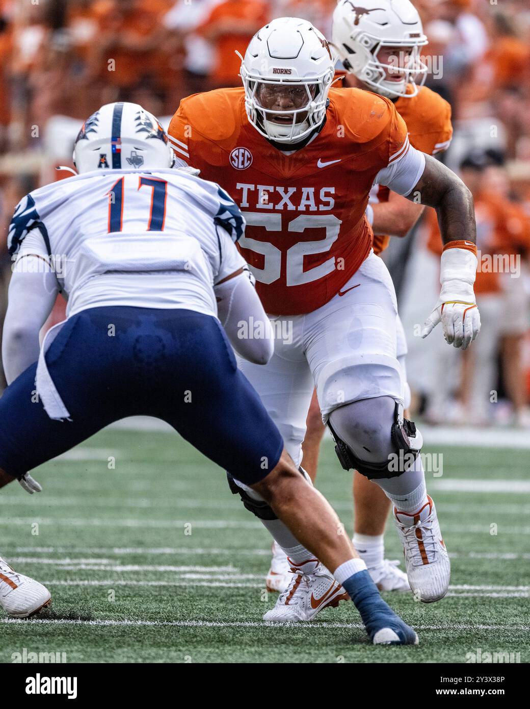 September 2024. DJ Campbell #52 der Texas Longhorns in Aktion gegen die UTSA Roadrunners im DKR-Memorial Stadium. Texas besiegt UTSA mit 56:7. Stockfoto