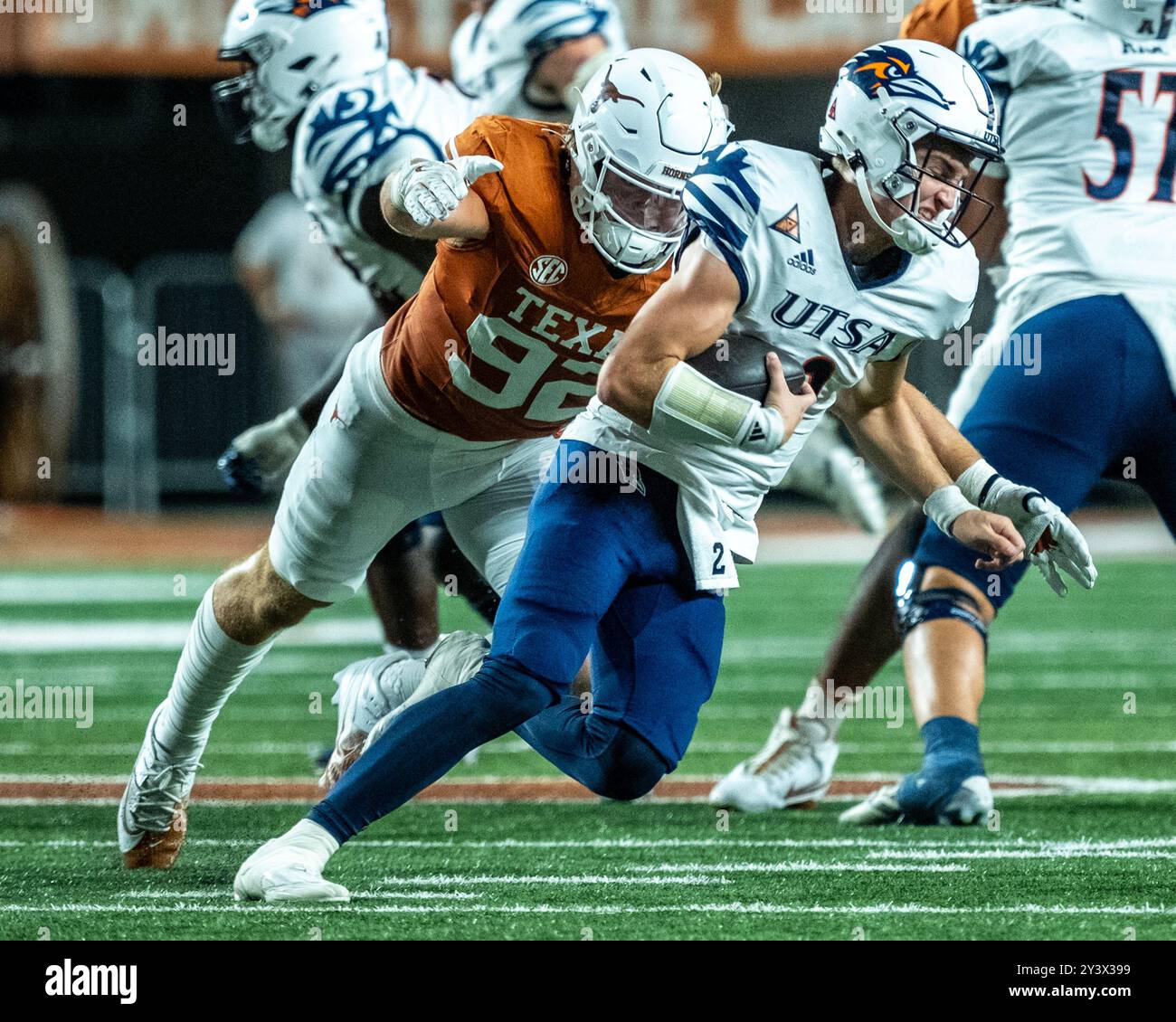 September 2024. Colton Vasek #92 der Texas Longhorns mit dem Sack gegen die UTSA Roadrunners im DKR-Memorial Stadium. Texas besiegt UTSA mit 56:7. Stockfoto