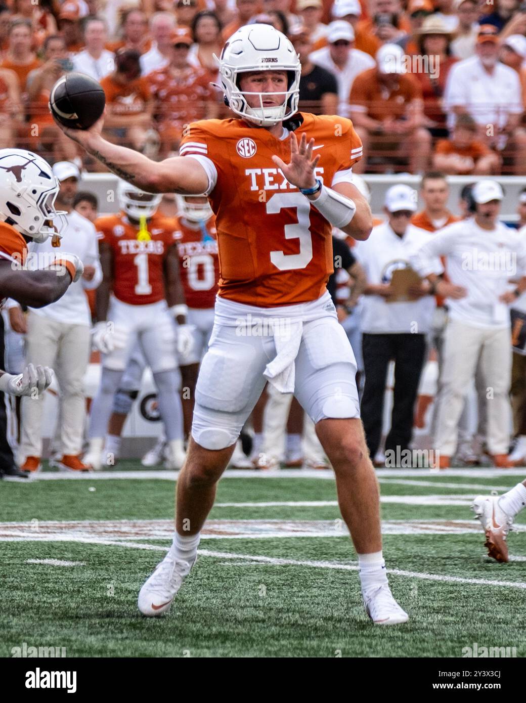 September 2024. Quinn Ewers #3 der Texas Longhorns in Aktion gegen die UTSA Roadrunners im DKR-Memorial Stadium. Texas besiegt UTSA mit 56:7. Stockfoto