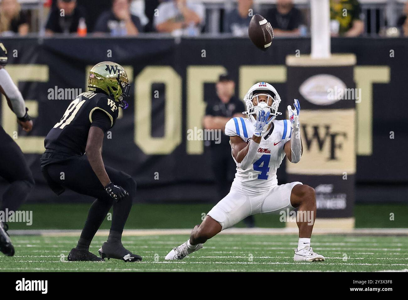 Winston-Salem, North Carolina, USA. September 2024. Mississippi Rebels Wide Receiver MICAH DAVIS (4) erhält einen Punt während des ersten Viertels des Wake Forest Demon Deacons vs Ole Miss Rebels NCAA Fußballspiels im AlLegacy Stadium in Winston-Salem, NC am 14. September 2024. (Kreditbild: © Cory Knowlton/ZUMA Press Wire) NUR REDAKTIONELLE VERWENDUNG! Nicht für kommerzielle ZWECKE! Stockfoto