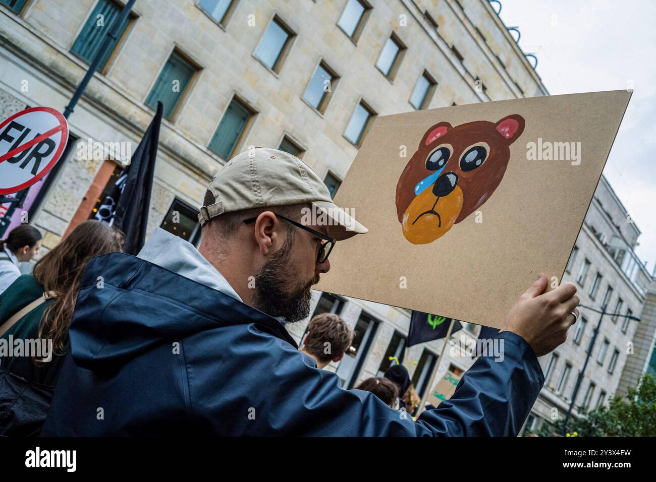 Ein Tierschützer hält ein Plakat mit einem Zeichentrick eines schreienden Bären. Aktivisten und Befürworter der Tierrechte marschieren durch die Straßen Warschaus, um das Bewusstsein für das schreckliche Leiden von Tieren zu schärfen, die in der Fabrik- und industriellen Landwirtschaft gefangen sind. Der marsch wird als Gelegenheit für die Gemeinschaft angesehen, sich zu vereinen und ihre Stimmen Gehör zu verschaffen, indem sie über die Bedeutung der Gleichberechtigung für Tiere singen. Die Teilnehmer begannen ihre Aktion an der Statue des Kopernikus in der Nowy-Swiat-Straße. Sie marschierten mit Bannern und Plakaten durch das Stadtzentrum, hinter dem Palast für Kultur und Wissenschaft und r Stockfoto