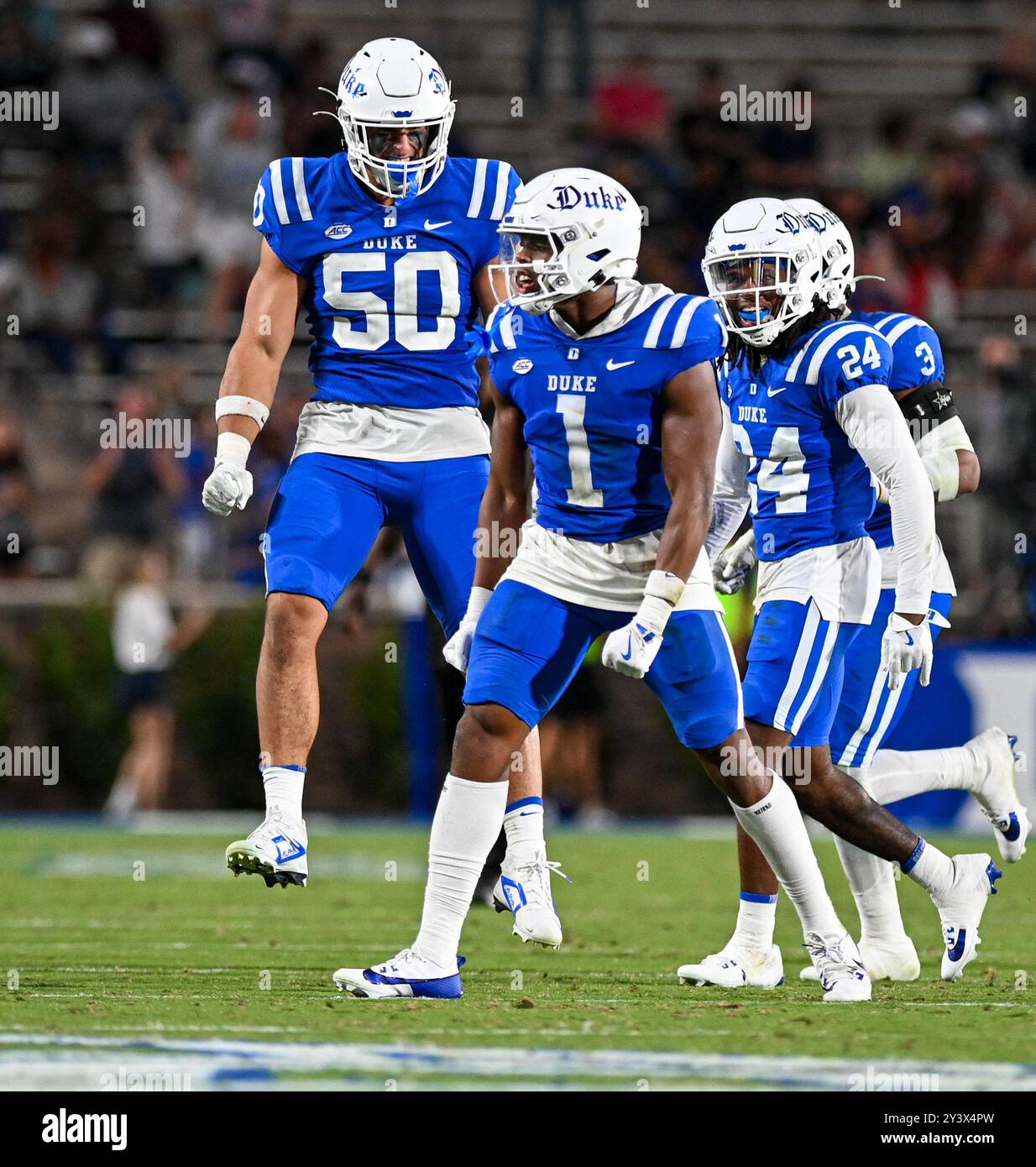 Durham, North Carolina, USA. September 2024. Duke Safety TERRY MOORE feiert ein Abfangen mit Teamkollegen. Die Duke Blue Devils veranstalteten die Connecticut Huskies im Wallace Wade Stadium in Durham. (Kreditbild: © Patrick Magoon/ZUMA Press Wire) NUR REDAKTIONELLE VERWENDUNG! Nicht für kommerzielle ZWECKE! Stockfoto