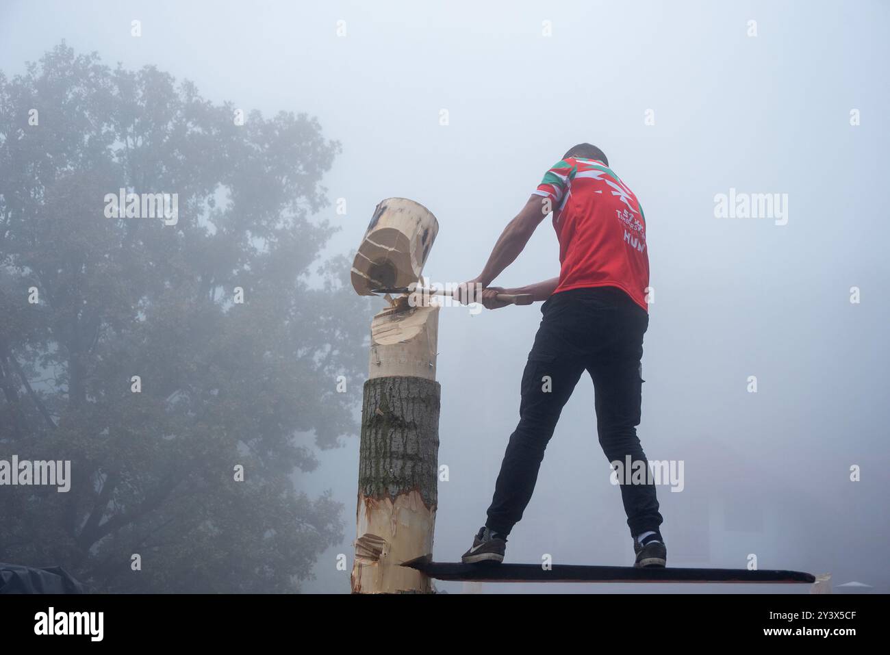 Matrahaza, Ungarn. September 2024. Der spätere Champion Bence Strubel (22 Jahre alt) hackt während des Wettkampfes schließlich den oberen Teil des Stammes ab. Die Stihl Timbersports Series ist eine Reihe von Holzfällerwettbewerben, bei denen die Athleten mit Äxten und Sägen in einer für Holzfäller typischen Manier antreten. In diesem Jahr versammelten sich die Profis zur ungarischen Meisterschaft in Matrahaza. (Foto: Krisztian Elek/SOPA Images/SIPA USA) Credit: SIPA USA/Alamy Live News Stockfoto